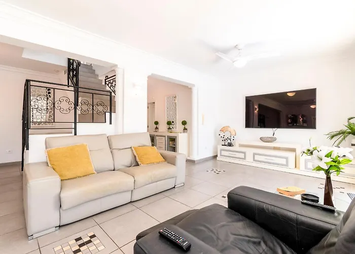 Casa Julia Private Heated Pool Games Area וילה קיאו סלבאחה